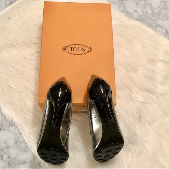 T O D S : Metallic Silver Leather Studded Pumps - Picture 4 of 8